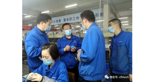 ▌長嶺紡電新聞 ▌ 走在前 做表率 助生產(chǎn) 保交付 長嶺紡電新產(chǎn)品生產(chǎn)任務(wù)緊，機(jī)關(guān)支部來幫忙